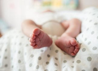 Pampersy idą, ale nie tak bardzo jak myślałem… leżący niemowlak z pieluszką