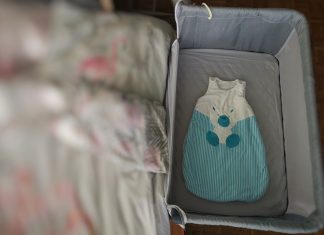 Łóżeczko dostawka czyli rozwiązanie dla rodziców śpiochów