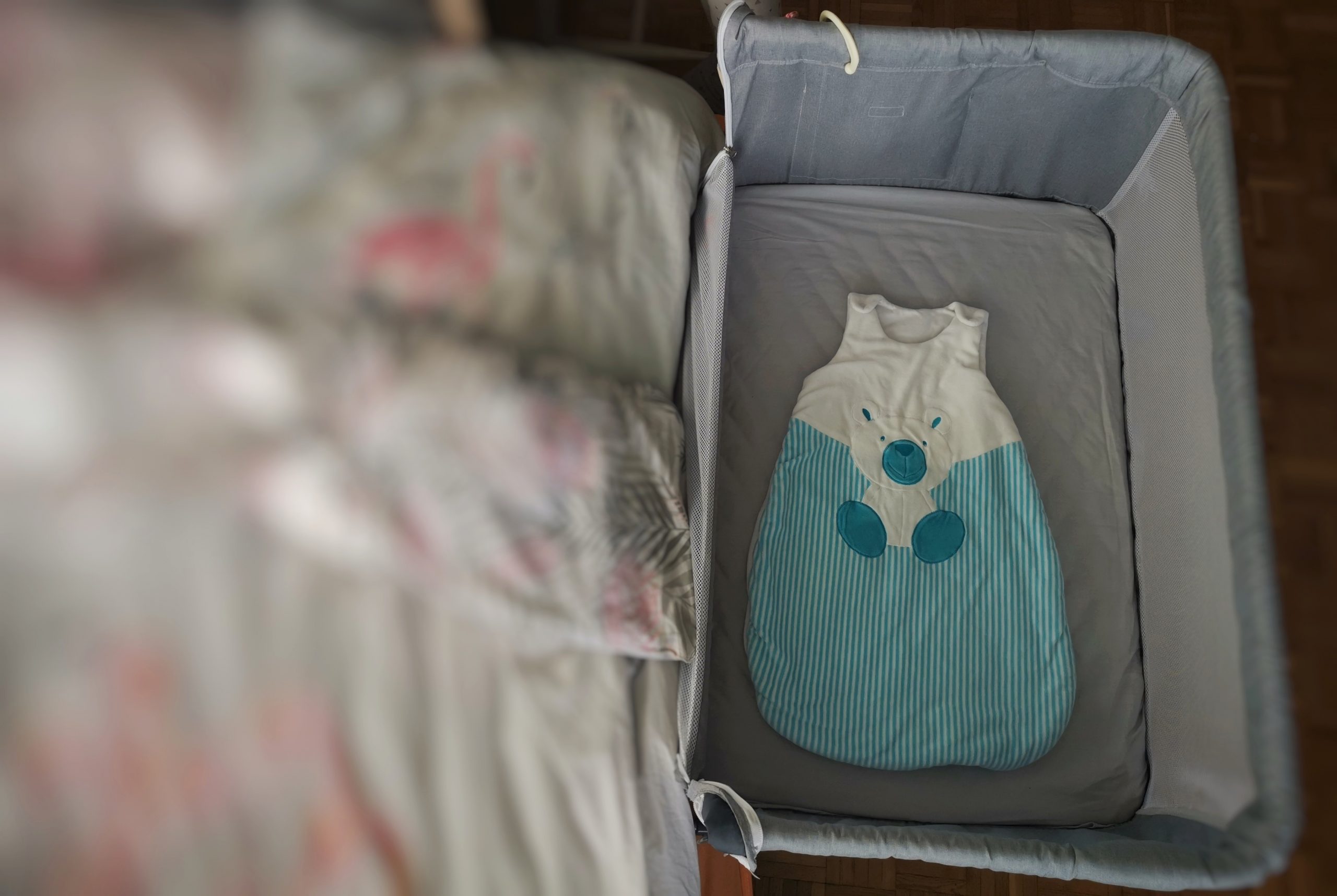 Łóżeczko dostawka czyli rozwiązanie dla rodziców śpiochów