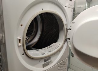 Automatyczna suszarka do ubrań – must have w mieszkaniu, a wygoda w domu suszarka do ubrań otwarte drzwi od boku