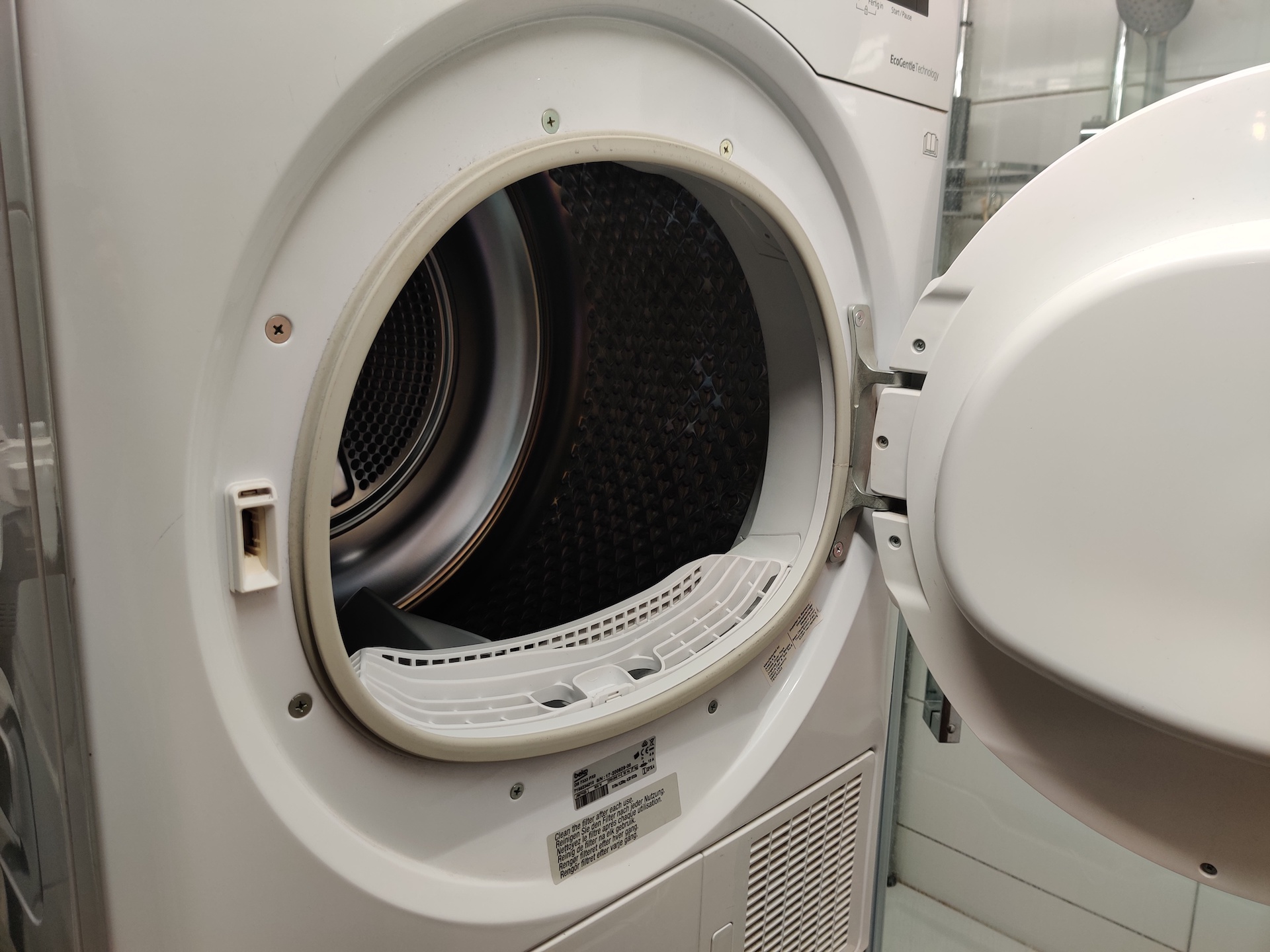 suszarka do ubrań otwarte drzwi od boku