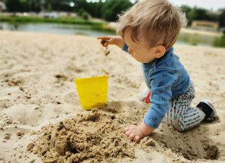 Niemowlak na plaży? Super pomysł! Jest jednak kilka „ale”… bobas zabawa w piasku