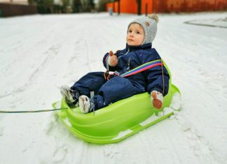 Zimowe gadżety, które naprawdę ułatwiają życie #1 marcel na sankach