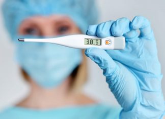 „Gorący” weekend – wysoka gorączka, szpital i zalecenia lekarza lekarz termometr goraczka