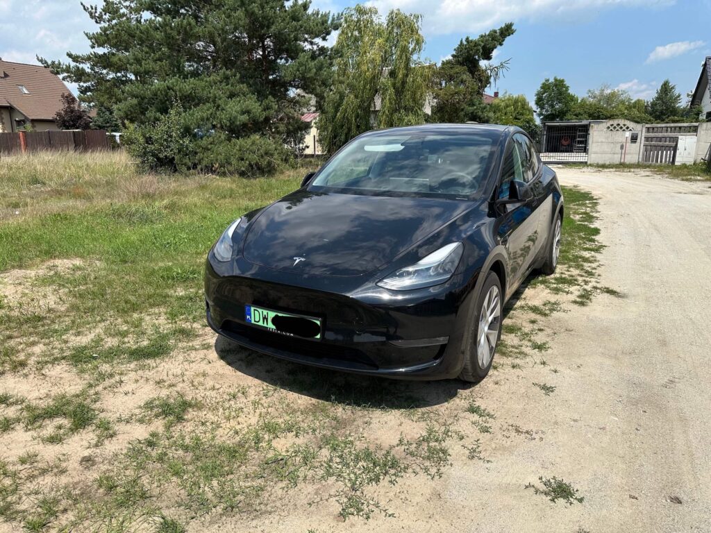 tesla model y czarna