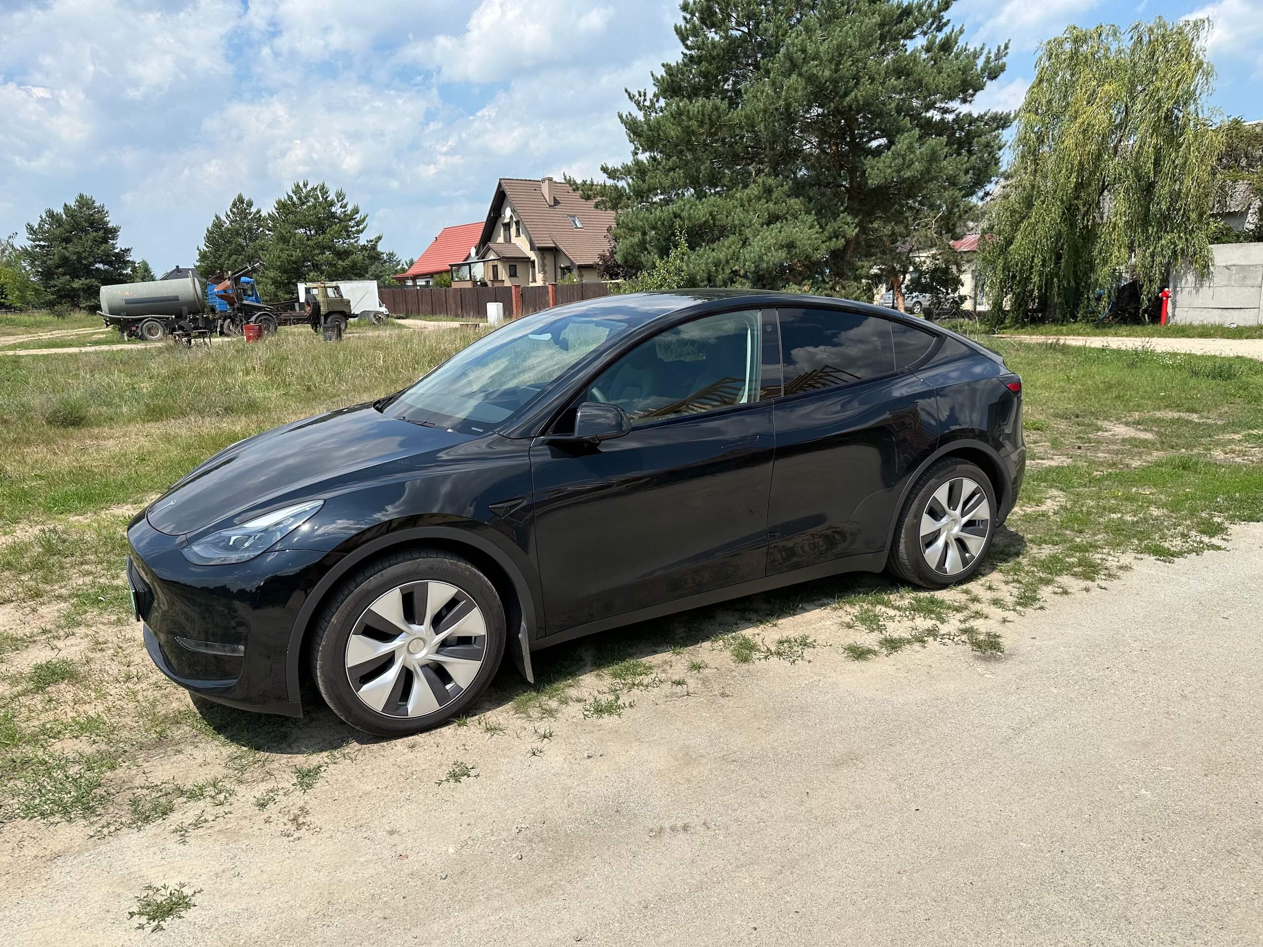 tesla model y czarna