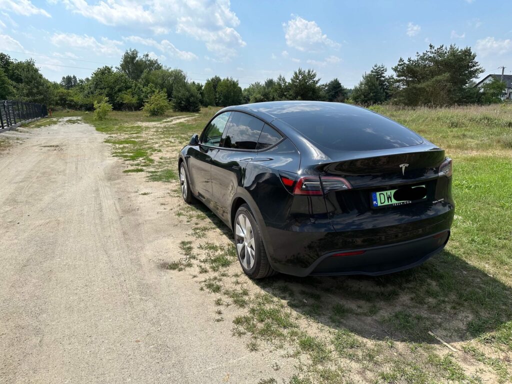 tesla model y czarna