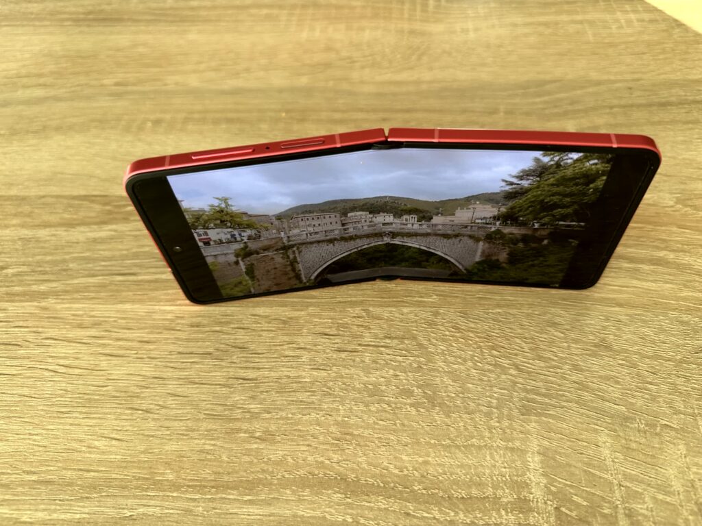 Galaxy Flip 7 i oglądanie filmów czy seriali - statyw jest zbędny